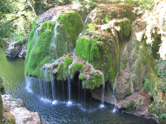 Cascada Bigar, una dintre cele mai instagramabile munomente naturale